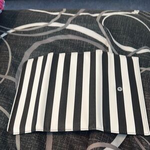 Kut from the Kloth Black and White Wallet